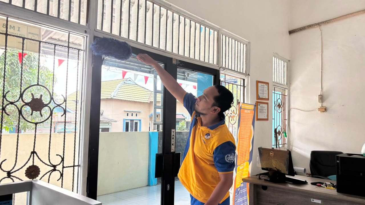 Gerakan Bersih-Bersih Kantor  "Lingkungan Kerja Bersih dan Nyaman, Bersama Menghubungkan Indonesia"